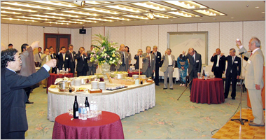 100人委員会終了後に開かれた「日本酒文化を味わう会」の模様。もちろん、オープニングは日本酒で乾杯！